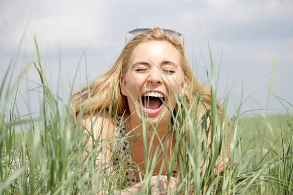 Mujer joven en la naturaleza — Foto de Stock