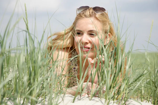 Mujer joven en la naturaleza — Foto de Stock