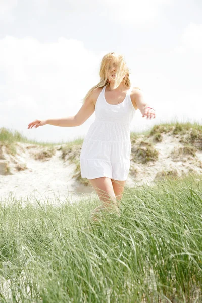 Mujer rubia joven en la naturaleza — Foto de Stock