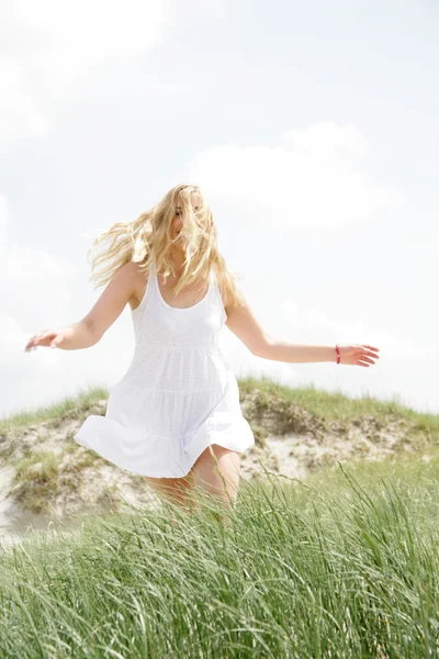 Mujer rubia joven en la naturaleza — Foto de Stock