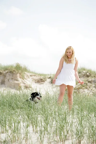 Ung blondine kvinde med hund - Stock-foto