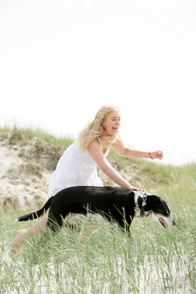 Giovane donna bionda con cane — Foto Stock