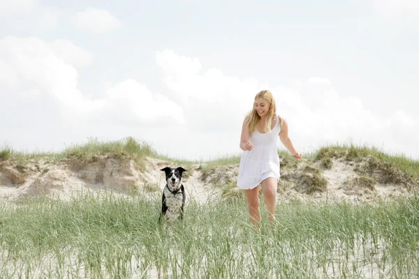 Mujer rubia joven con perro — Foto de Stock