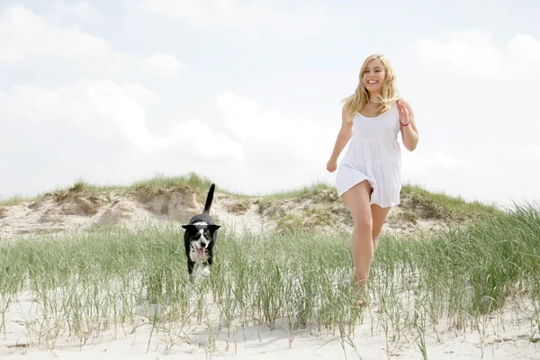 Jovem mulher loira com cão — Fotografia de Stock