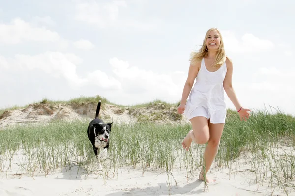 Ung blondine kvinde med hund - Stock-foto