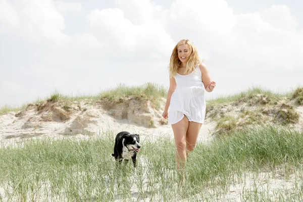 Junge blonde Frau mit Hund — Stockfoto