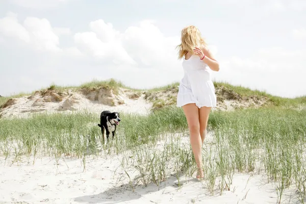Ung blond kvinna med hund — Stockfoto