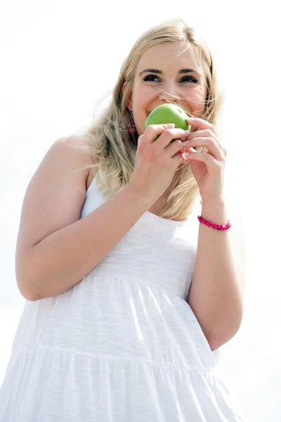 Mujer joven en la naturaleza — Foto de Stock