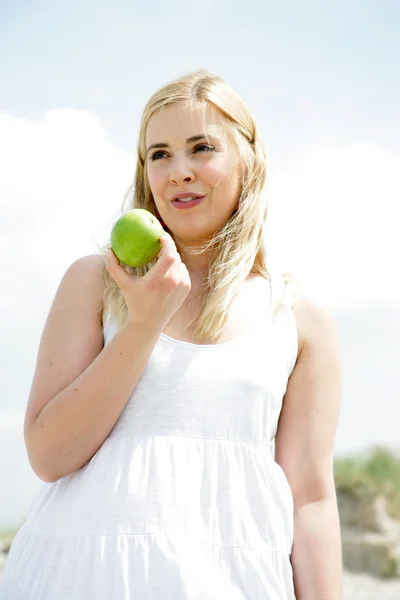 Jonge vrouw in de natuur — Stockfoto