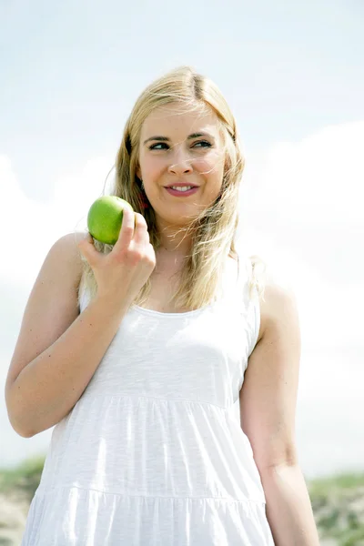 Young woman in nature — Stock Photo, Image