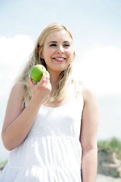 Mujer joven en la naturaleza — Foto de Stock