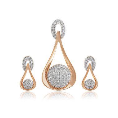 Beyaz arka planda izole Rose Gold Mücevherleri. Değerli Rose Gold yüzüğü. Mücevher Fotoğrafı 