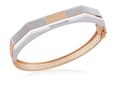 Beyaz arka planda izole Rose Gold Mücevherleri. Değerli Rose Gold yüzüğü. Mücevher Fotoğrafı 