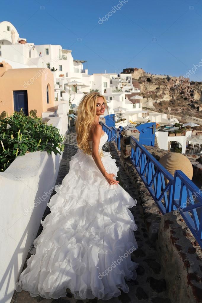 Emballement Mariée Dans Une Robe De Mariée à Santorin En