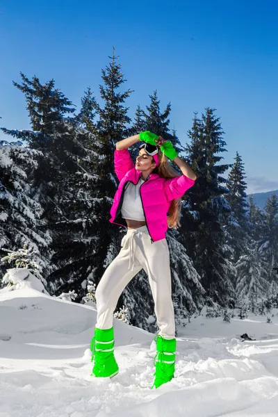 Zimowy Portret Młodej Kobiety Modelka Zimowa Kombinezonie Narciarskim Goglach Atrakcyjna — Zdjęcie stockowe