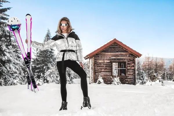 Retrato Invierno Mujer Joven Modelo Moda Invierno Con Traje Esquí — Foto de Stock