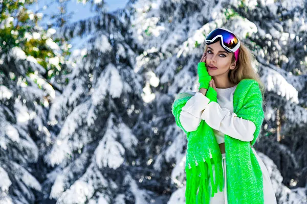 Retrato Inverno Mulher Jovem Modelo Moda Inverno Com Traje Esqui — Fotografia de Stock