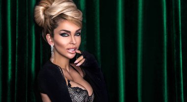 Zarif saç stili olan güzel bir model kız. Moda makyajlı kadın. Saç stili ve makyaj konsepti.