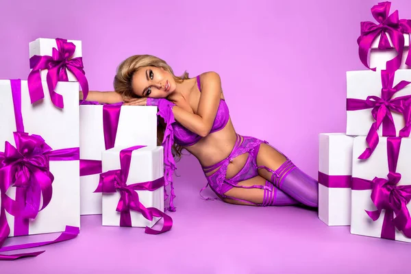 Mooie Jonge Blonde Vrouw Sexy Lingerie Poseert Naast Kerstcadeaus Roze — Stockfoto