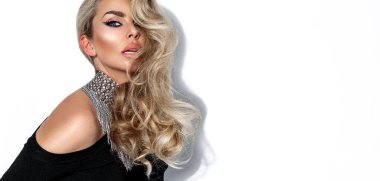 Güzel Kadın Suratı. Beyaz arka planda, zarif saç stili ve profesyonel yüz makyajına sahip güzel, genç bir bayan modelin yakın çekimi. Güzel kadın yüzü ve mükemmel saç stili..