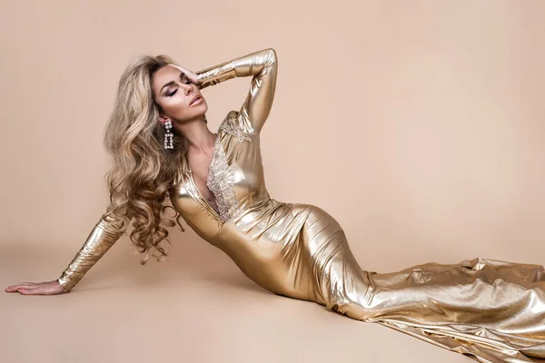 Elegante Mode Prachtige Blonde Vrouw Elegante Lange Gouden Jurk Perfecte — Stockfoto