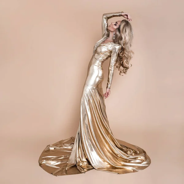 Gaya Yang Elegan Wanita Pirang Yang Cantik Dengan Gaun Emas — Stok Foto