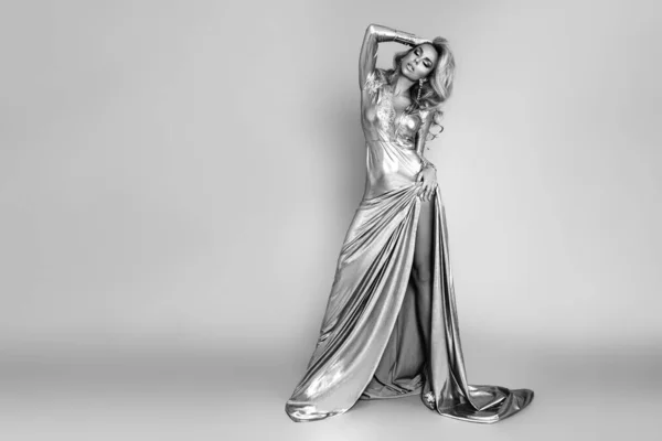 Κομψή Μόδα Εκπληκτική Ξανθιά Γυναίκα Κομψό Μακρύ Φόρεμα Και Τέλειο — Φωτογραφία Αρχείου