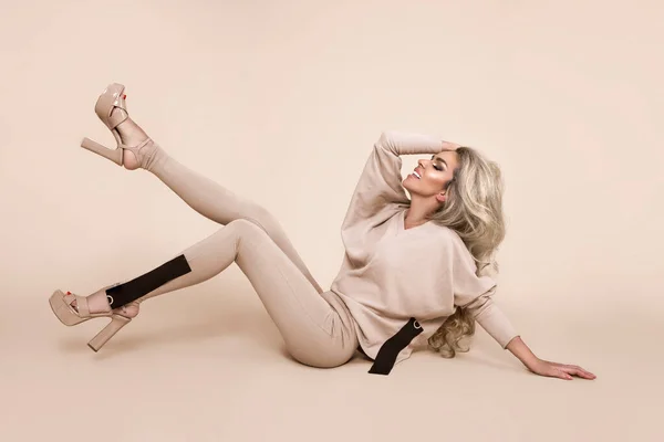 Model Fashion Musim Semi Studio Wanita Cantik Dengan Pakaian Krem — Stok Foto