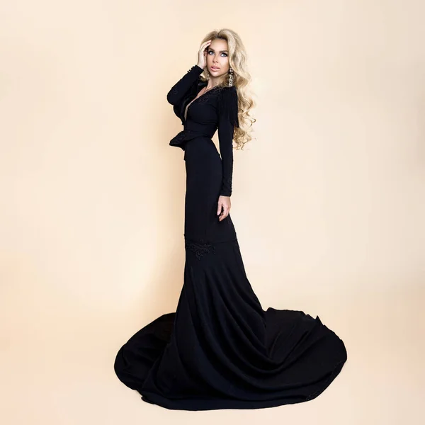 Moda Elegante Mulher Loira Deslumbrante Vestido Preto Longo Elegante Fundo — Fotografia de Stock
