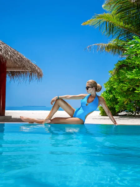 Сексуальна Жінка Бікіні Мальдівському Піщаному Пляжі Молода Гламурна Модель Купальника — стокове фото