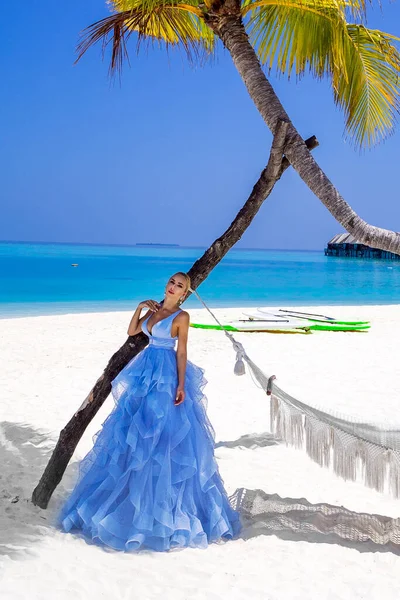 夏季时尚 优雅的时尚模特 在马尔代夫海滩上穿着优雅的长裙的迷人的女模特 旅行模式 马尔代夫新娘 时髦的新娘 有教养的女人 — 图库照片
