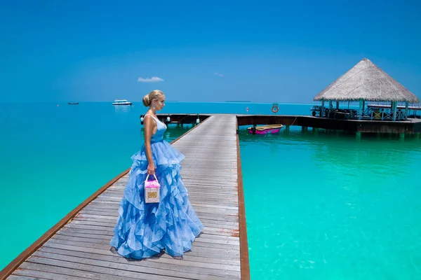 패션이야 모델이야 몰디브 해변의 가운을 매력적 모델이다 브리더 몰디브의 — 스톡 사진