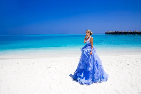 패션이야 모델이야 몰디브 해변의 가운을 매력적 모델이다 브리더 몰디브의 — 스톡 사진
