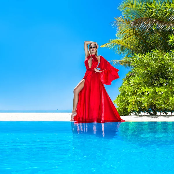Lüks Moda Zarif Bir Manken Maldivler Plajında Kırmızı Uzun Elbiseli — Stok fotoğraf