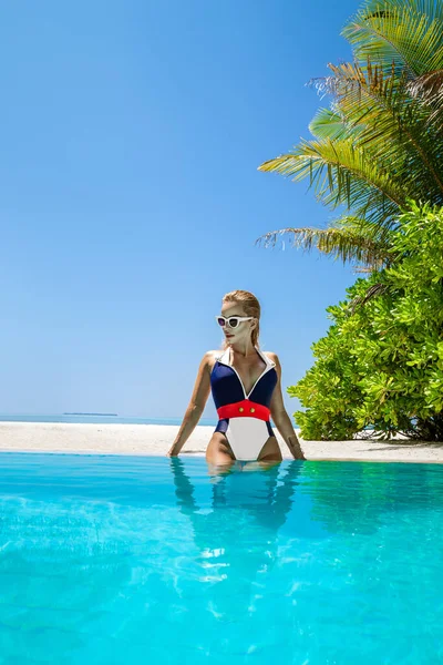 Сексуальна Жінка Бікіні Біля Басейну Мальдівському Тропічному Острові Елегантна Жіноча — стокове фото