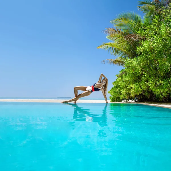 Szexi Bikiniben Maldív Szigetek Trópusi Szigetének Medencéje Mellett Elegáns Női — Stock Fotó