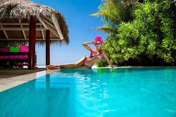 性感的比基尼身材女人在天堂热带海滩玩耍 在马尔代夫玩水玩乐 美丽健康的身体女孩在旅行度假 泳池边的优雅造型 — 图库照片