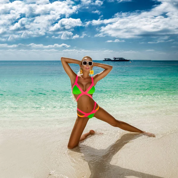 モルディブのビキニで美しいセクシーな日焼けした女性 モルディブのビーチで水着を着た若い魅力的な女の子 モルディブの高級リゾートで完璧なボディビキニモデル ビキニファッション 高級旅行 — ストック写真