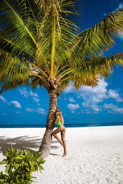 Schöne Sexy Gebräunte Frau Bikini Auf Den Malediven Junges Glamour — Stockfoto