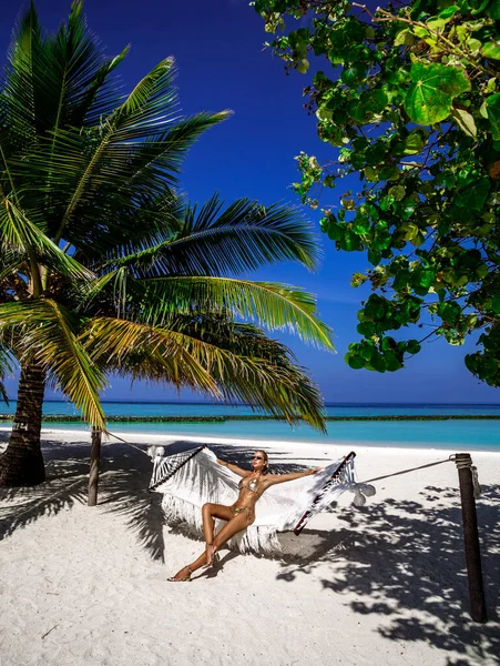 Mooie Sexy Gebruinde Vrouw Gouden Bikini Malediven Eiland Jong Glamour — Stockfoto