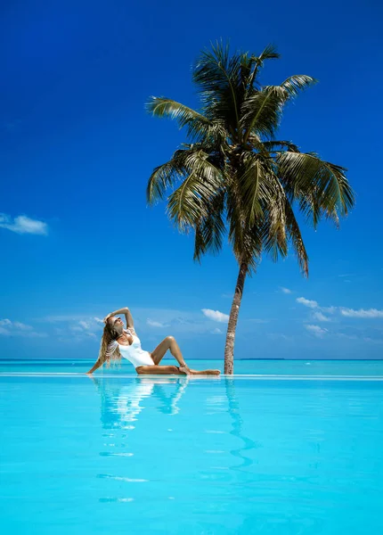 Elegant Woman White Swimsuit Pool Tropical Maldives Island Beautiful Bikini — Stock Photo, Image