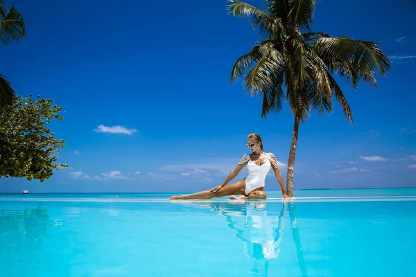 Елегантна Жінка Білому Купальнику Басейні Тропічному Мальдівському Острові Красива Бікіні — стокове фото