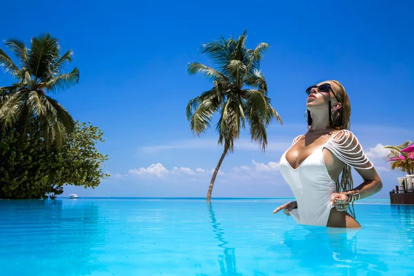 Elegáns Fehér Fürdőruhában Medencében Maldív Szigetek Trópusi Szigetén Gyönyörű Bikini — Stock Fotó