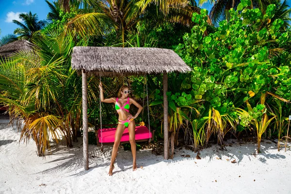 Schöne Sexy Gebräunte Frau Bikini Auf Den Malediven Junges Glamour — Stockfoto