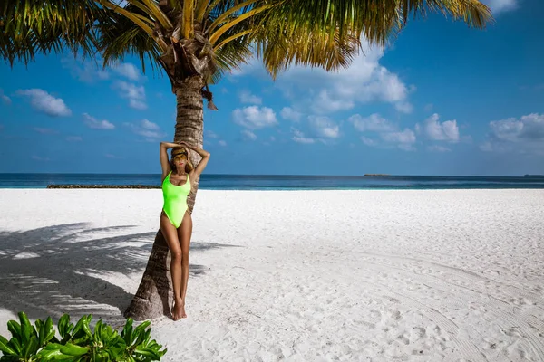 马尔代夫岛上穿着比基尼的漂亮性感的晒黑的女人 在马尔代夫海滩上穿着泳衣的年轻迷人姑娘 马尔代夫豪华度假胜地完美的比基尼模特 比基尼时装 奢侈旅行 — 图库照片
