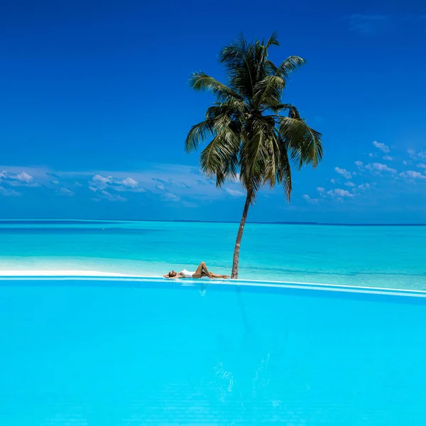Elegante Gebruinde Vrouw Wit Badpak Zwembad Tropisch Eiland Malediven Prachtige — Stockfoto