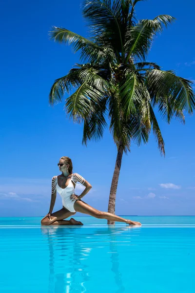Елегантна Засмажена Жінка Білому Купальнику Басейні Тропічному Мальдівському Острові Красива — стокове фото