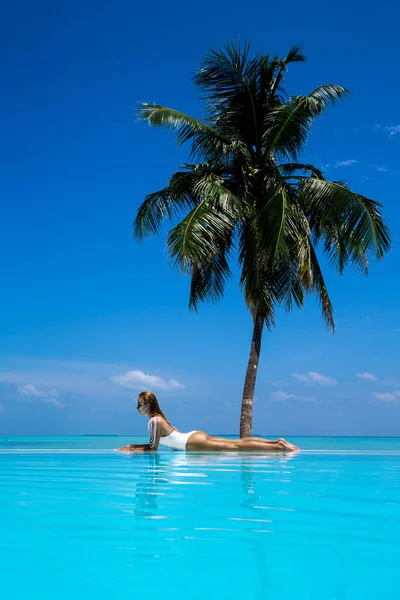 Elegant Tanned Woman White Swimsuit Pool Tropical Maldives Island Beautiful — стокове фото