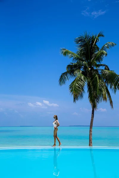Elegáns Barna Fehér Fürdőruhában Medencében Maldív Szigetek Trópusi Szigetén Gyönyörű — Stock Fotó