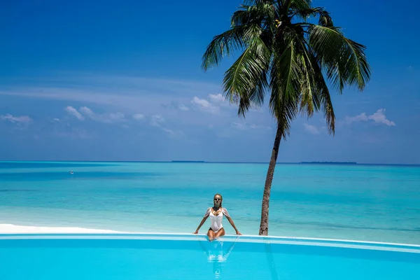 Elegant Tanned Woman White Swimsuit Pool Tropical Maldives Island Beautiful — стокове фото